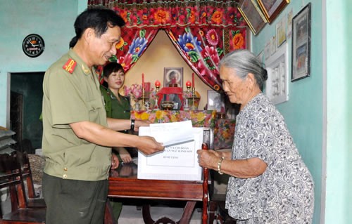 แสดงความสำนึกในบุญคุณต่อทหารที่สละชีพเพื่อชาติและครอบครัวที่อยู่ในเป้านโยบาย - ảnh 1